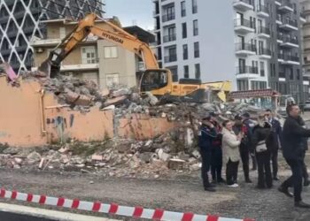 Skandal/ Dosja në gjykatë, IKMT shemb ndërtesën 3-katëshe në mes të Vlorës, pronari nuk ka marrë dëmshpërblimin