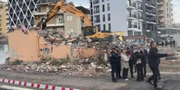 Skandal/ Dosja në gjykatë, IKMT shemb ndërtesën 3-katëshe në mes të Vlorës, pronari nuk ka marrë dëmshpërblimin