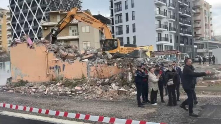 Skandal/ Dosja në gjykatë, IKMT shemb ndërtesën 3-katëshe në mes të Vlorës, pronari nuk ka marrë dëmshpërblimin