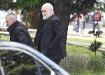 Shkon në mbledhjen e thirrur nga Rama me krerët e bashkive, kryebashkiaku demokrat nuk lejohet të hyjë brenda