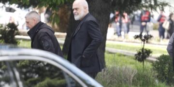 Shkon në mbledhjen e thirrur nga Rama me krerët e bashkive, kryebashkiaku demokrat nuk lejohet të hyjë brenda