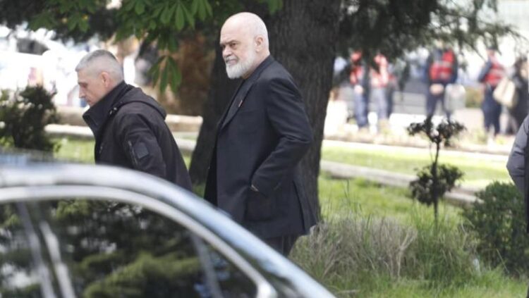 Shkon në mbledhjen e thirrur nga Rama me krerët e bashkive, kryebashkiaku demokrat nuk lejohet të hyjë brenda