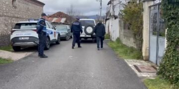 Ngjarja në Korçë, dyshohet se autori dhe viktima janë përleshur, ku u godit në kokë me një mjet të fortë