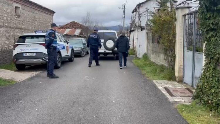 Ngjarja në Korçë, dyshohet se autori dhe viktima janë përleshur, ku u godit në kokë me një mjet të fortë