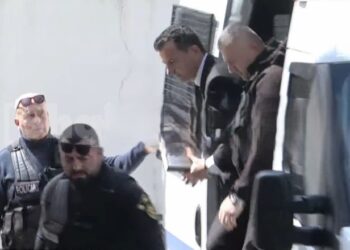 Momenti kur Erion Veliaj mbërrin i prangosur në Gjykatën Administrative, ka paditur dekretimin e Ols Dados