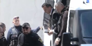 Momenti kur Erion Veliaj mbërrin i prangosur në Gjykatën Administrative, ka paditur dekretimin e Ols Dados