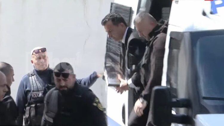 Momenti kur Erion Veliaj mbërrin i prangosur në Gjykatën Administrative, ka paditur dekretimin e Ols Dados
