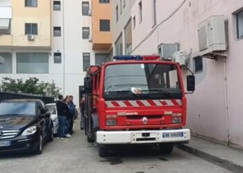 Lushnjë/ Zjarr në pallatin pranë spitalit, dyshohet veprim të qëllimshëm