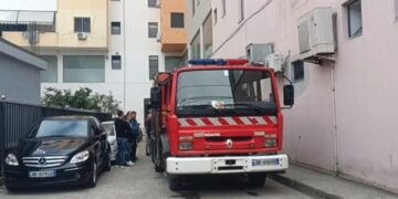 Lushnjë/ Zjarr në pallatin pranë spitalit, dyshohet veprim të qëllimshëm