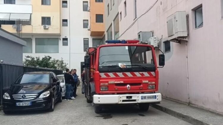 Lushnjë/ Zjarr në pallatin pranë spitalit, dyshohet për veprim të qëllimshëm