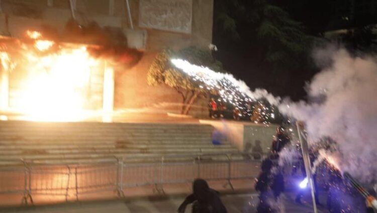 Grupi që u kap me molotovë, del sot para Gjykatës, Prokuroria kërkon arrest me burg me 5 akuza