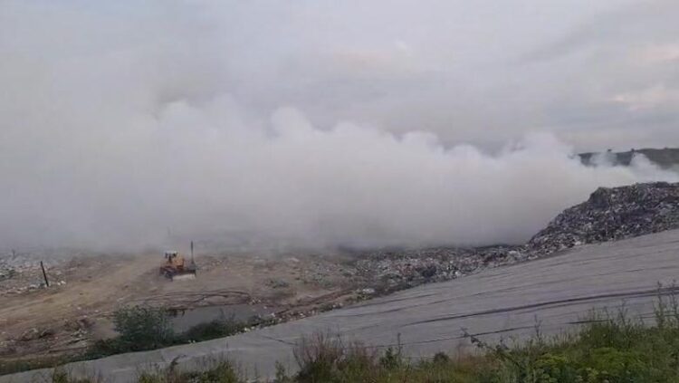 Tym dhe ndotje në Bushat, vijon zjarri në vend-depozitimin e mbetjeve