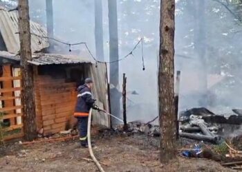 Flakët përfshijnë lokalin në Qafshtamë, pranë burimit “Nëna Mbretëreshë”