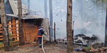 Flakët përfshijnë lokalin në Qafshtamë, pranë burimit “Nëna Mbretëreshë”