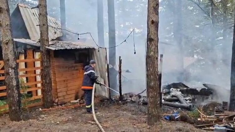 Flakët përfshijnë lokalin në Qafshtamë, pranë burimit “Nëna Mbretëreshë”