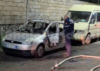 Bulqizë/ Shkrumbohet makina e parkuar e gazetarit, dyshohet për zjarrvënie të qëllimshme