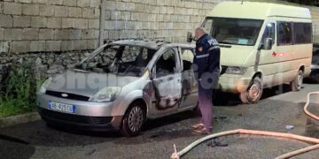 Bulqizë/ Shkrumbohet makina e parkuar e gazetarit, dyshohet për zjarrvënie të qëllimshme