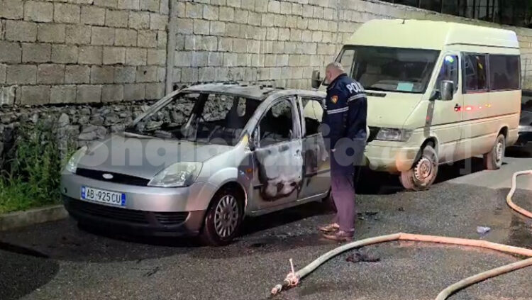 Bulqizë/ Shkrumbohet makina e parkuar e gazetarit, dyshohet për zjarrvënie të qëllimshme