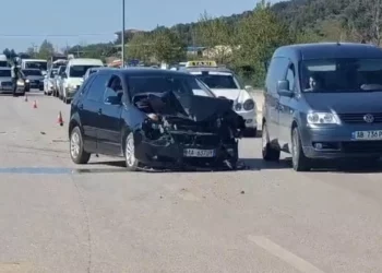 Përplasje makinë–traktor në Lushnjë, dy të plagosur përfundojnë në spital