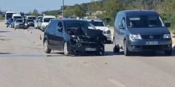 Përplasje makinë–traktor në Lushnjë, dy të plagosur përfundojnë në spital