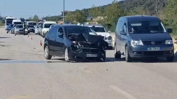 Përplasje makinë–traktor në Lushnjë, dy të plagosur përfundojnë në spital