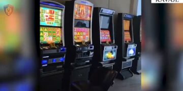 Zbulohet lokali për lojëra fati në Kavajë, shpallen në kërkim dy të rinj