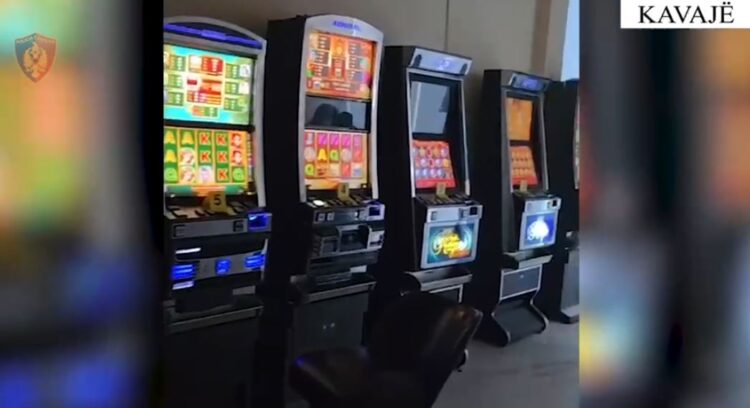Zbulohet lokali për lojëra fati në Kavajë, shpallen në kërkim dy të rinj