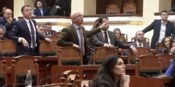 Sherri në Kuvend/ Bardhi kërkon përjashtimin e Ballës, Peleshi ankohet për Vokshin: Mos më quani…