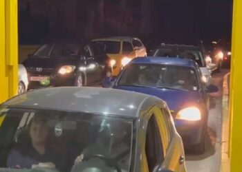 Kufiri i ngarkuar për Pashkët Ortodokse/ Radhë në Kapshticë, vonesa nga ana greke