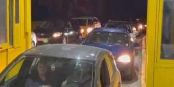 Kufiri i ngarkuar për Pashkët Ortodokse/ Radhë në Kapshticë, vonesa nga ana greke