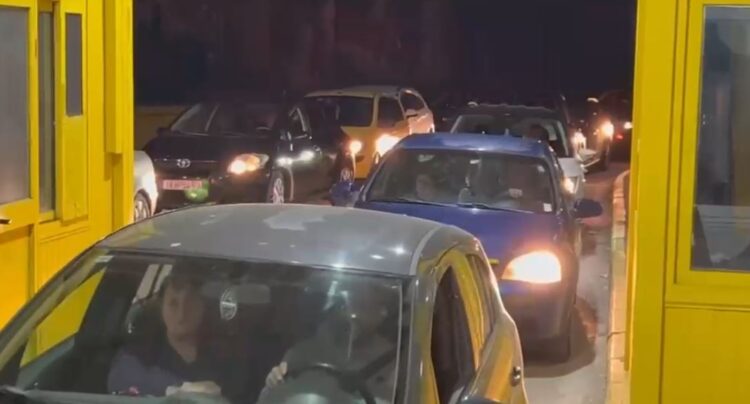 Kufiri i ngarkuar për Pashkët Ortodokse/ Radhë në Kapshticë, vonesa nga ana greke