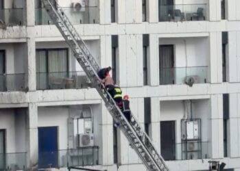 Dy qytetarë dhe dy zjarrfikës të asfiksuar nga zjarri, dërgohen në urgjencën e QSUT