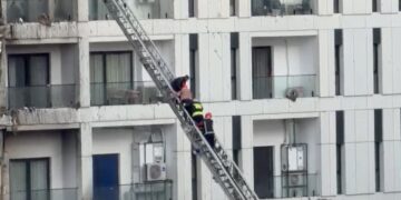 Dy qytetarë dhe dy zjarrfikës të asfiksuar nga zjarri, dërgohen në urgjencën e QSUT