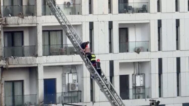 Dy qytetarë dhe dy zjarrfikës të asfiksuar nga zjarri, dërgohen në urgjencën e QSUT