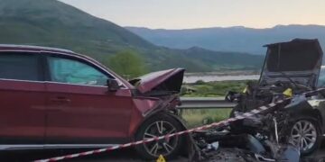 Aksident i rëndë në Tepelenë, 8 të plagosur nga përplasja e dy automjetev