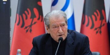 Protesta e 8 majit/ Berisha veçon dy çështje: Farsën elektorale dhe mbrojtjen nga Rama të Ballukut