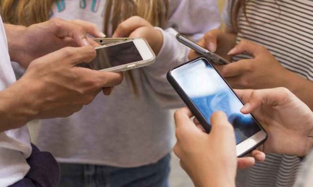 Kujdes me mesazhet në telefonat tuaj për pako postare, Policia: Janë mashtrime