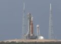 Drejt Hënës!/ NASA nis numërimin mbrapsht, astronautët e Artemis II mbërrijnë në pistën e nisjes