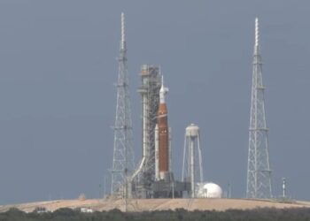 Drejt Hënës!/ NASA nis numërimin mbrapsht, astronautët e Artemis II mbërrijnë në pistën e nisjes