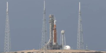 Drejt Hënës!/ NASA nis numërimin mbrapsht, astronautët e Artemis II mbërrijnë në pistën e nisjes