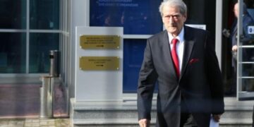 Berisha paraqitet në SPAK, e presin mbështetësit e PD-së