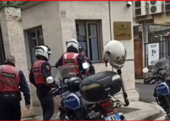 “Mos më prekni”/ Ngjarje e rëndë në Tiranë, qytetarja tenton vetëdjegien, shpëtohet në kohë