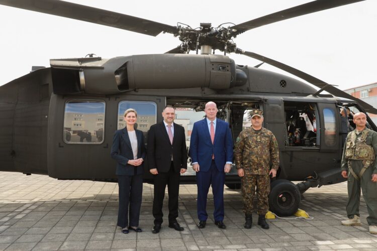 Whitaker në Kuçovë: Shqipëria, pikë e rëndësishme logjistike për NATO-n
