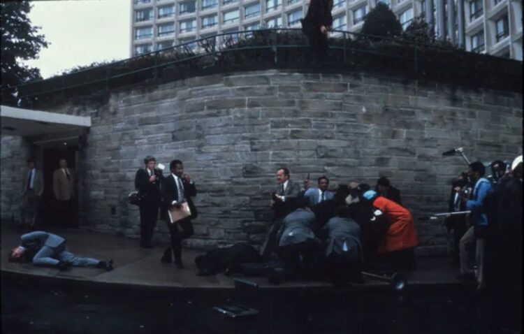 Sulmi me armë në darkën e Trump për gazetarët ndodhi në të njëjtin vend ku Ronald Reagan u qëllua 45 vite më parë