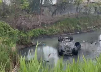 Shoferja humb kontrollin e mjetit, përfundon në kanalin me ujë tek “Ura e Dajlanit”