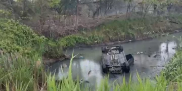Shoferja humb kontrollin e mjetit, përfundon në kanalin me ujë tek “Ura e Dajlanit”
