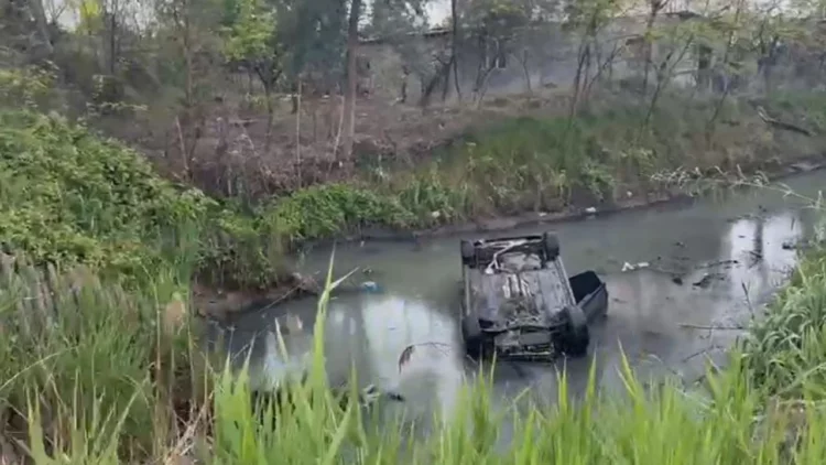 Shoferja humb kontrollin e mjetit, përfundon në kanalin me ujë tek “Ura e Dajlanit”