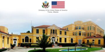 Alarmi i Ambasadës amerikane në Tiranë: Grupet e lidhura me Iranin mund të shënjestrojnë amerikanët ose opozitën iraniane në Shqipëri