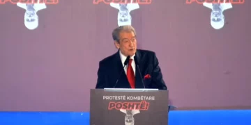 “Seriali më gjigant i protestave”/ Sali Berisha nga foltorja: Jemi shpresa e vetme
