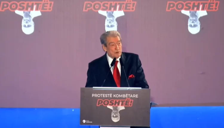 “Seriali më gjigant i protestave”/ Sali Berisha nga foltorja: Jemi shpresa e vetme